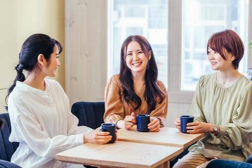 カフェで話す女性たち